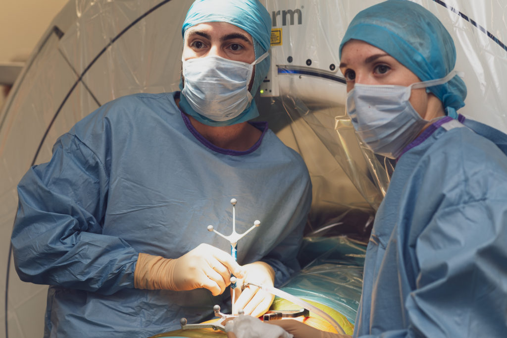 Chirurgien habille en bleu avec son assistante pendant une opération